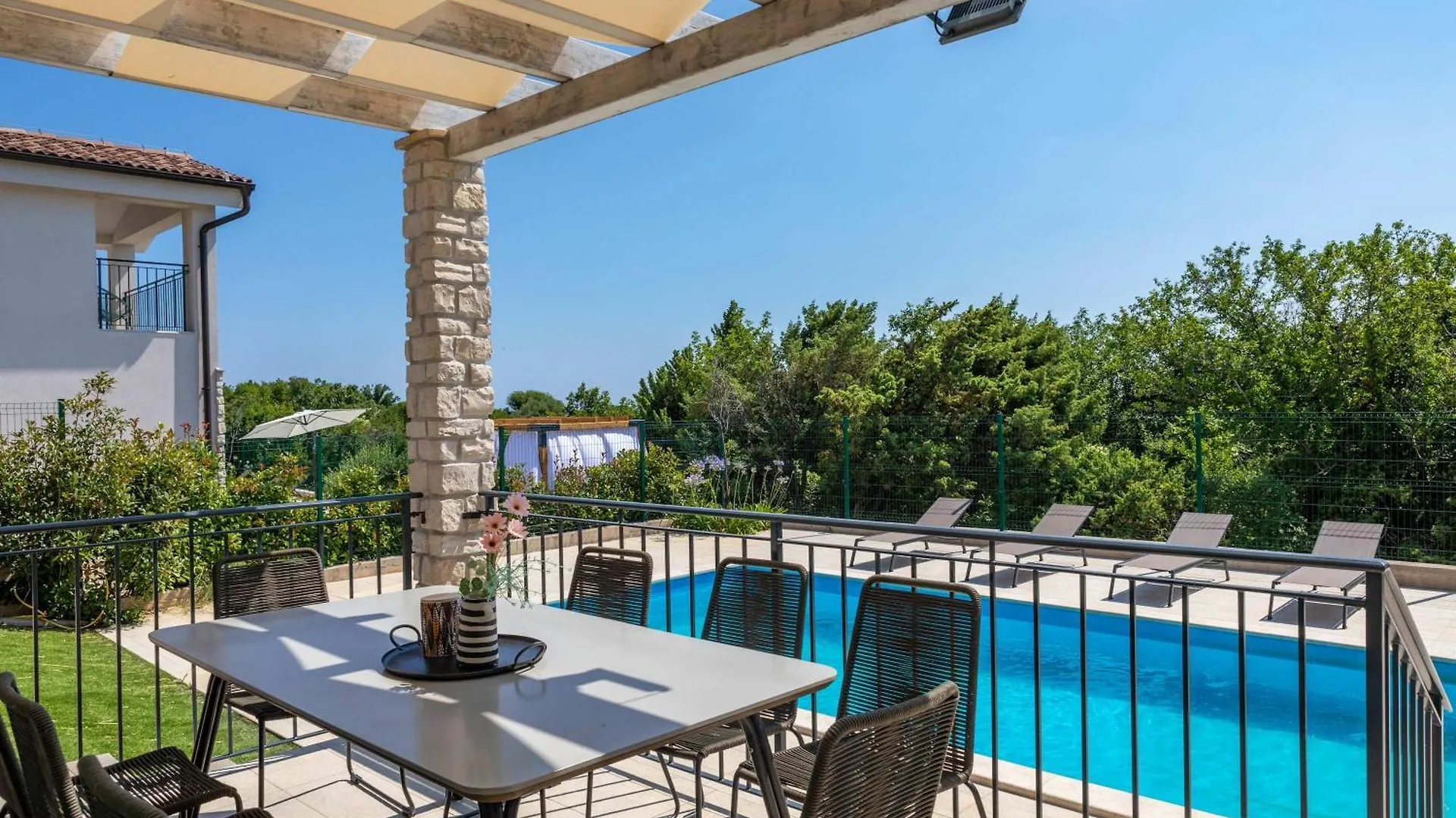 Villa Riviera 0*, Diminici